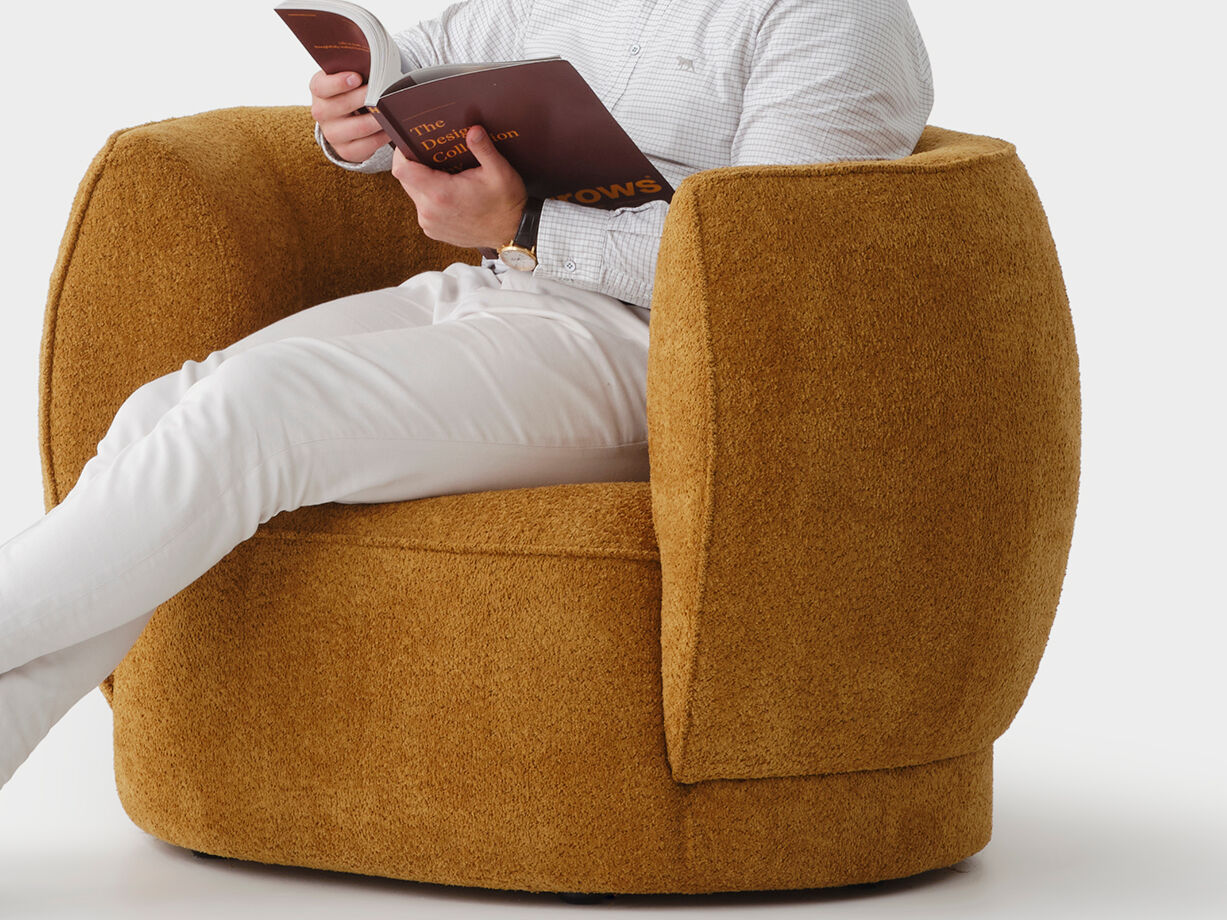 Curio Setting Lounge Chair