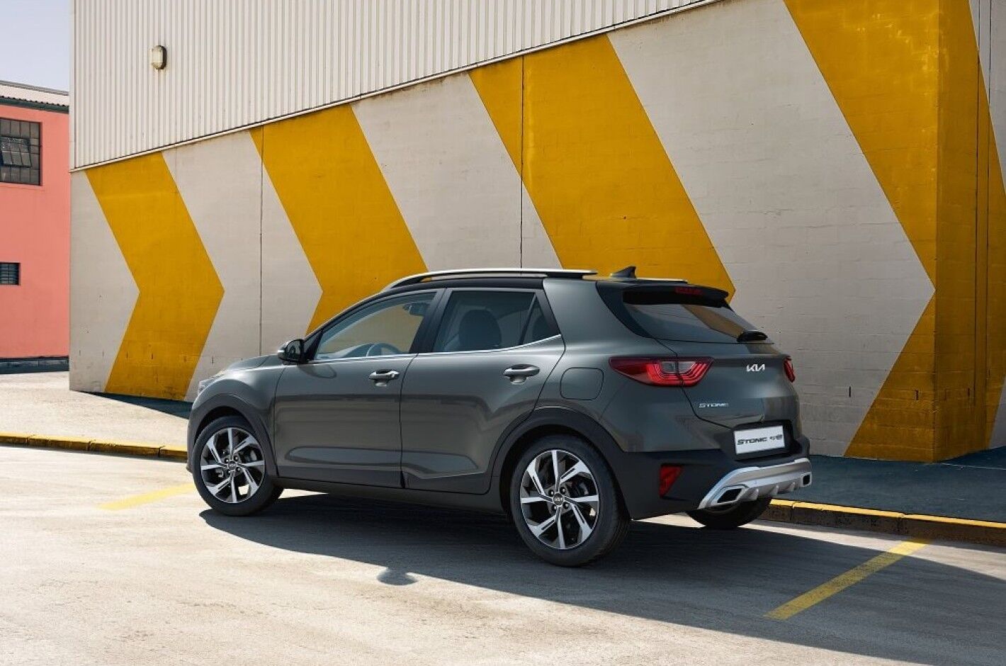 yb cuv gtl a  rear static lhd v crop srgb yellow roof to black new badge tiny 